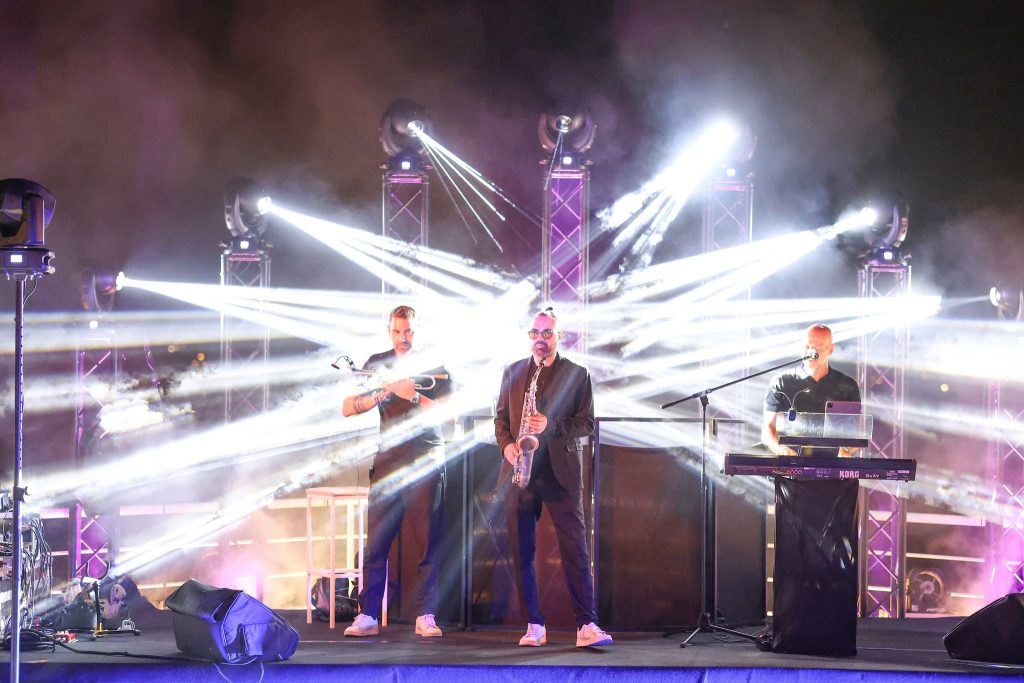 Momento del concerto durante Buonissimi alla Marina d’Arechi di Salerno, evento enogastronomico e solidale dedicato alla ricerca oncologica pediatrica.