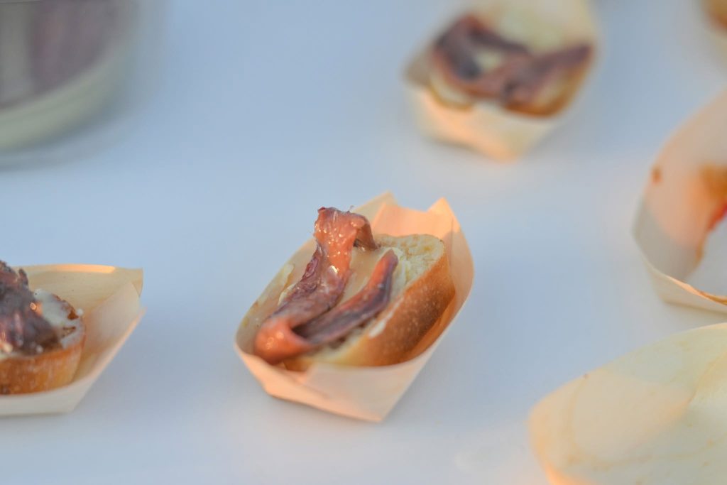 Il sapore del mare in un morso: una piccola barca di pane che raccoglie tutta la semplicità e la forza del Mediterraneo.