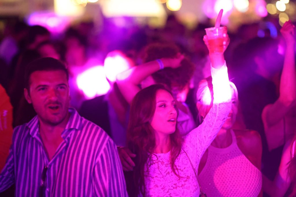 La musica accompagna la notte di Buonissimi alla Marina d’Arechi: un evento che unisce gusto, spettacolo e impegno per la ricerca oncologica pediatrica.
