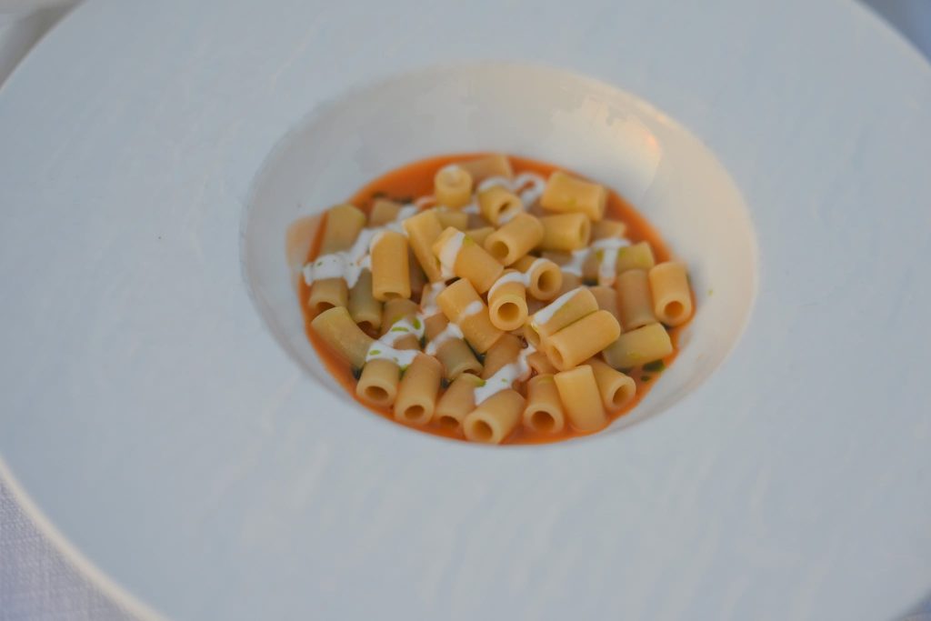 Un piatto che racconta la tradizione italiana attraverso il ritmo della pasta, la memoria dei sapori e una nuova interpretazione contemporanea.