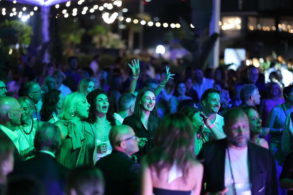 La magia di Buonissimi 2026 alla Marina d’Arechi di Salerno: gli ospiti attraversano la passeggiata del gusto immersi nelle luci dell’evento, tra atmosfera mediterranea, alta cucina e solidarietà.